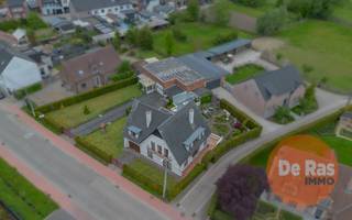 <p>EERSTE BEZOEKDAG: Zat 20/6 – 10U (op afspraak: 053/60.65.60)</p>
<p>LEDE – Deze schitterende OB met grote werkplaats (magazijn) bevindt zich op een zeer goede locatie in Lede. Op een rustige weg, vlakbij het station en het centrum.<br /><br />Met maar liefst 280m² bewoonbare oppervlakte en op een perceel van 1300m² heeft deze eigendom flink wat te bieden, ook de straatbreedte van het perceel van 40m is zeker een troef. Een ideaal vastgoed voor een zelfstandige die plaats nodig heeft of een uit de hand gelopen hobby die ruimte vergt…<br /><br />Naar indeling toe heeft de woning een ruime inkomhal met toegang tot de leefruimte en keuken. De woning is gekenmerkt door grote, lichtrijke ruimtes en is vervaardigd met de beste materialen (eigenaar was aannemer en heeft de woning voor zichzelf gebouwd!)<br />Verder op de benedenverdieping is er nog een zeer grote garage en voldoende bergruimte.<br />De bovenverdieping omvat een ruime nachthal, badkamer met 2de toilet en 4 ruime slaapkamers en mogelijkheid tot plaatsen van een vaste trap naar de zolderverdieping voor nog eens 2/3 extra slaap -of hobbykamers.<br /><br />Op het terrein bevindt zich ook een grote werkplaats van 150m², met 2 verdiepingen qua stockage. Een grote toegangspoort zorgt ervoor dat zelf een vrachtwagen kan geparkeerd worden. Een ideale locatie met vele mogelijkheden. De tuin is zeer goed onderhouden en bevindt zich naast en achter de woning. De oprit zorgt voor voldoende parkeergelegenheid.<br /><br />Bent u op zoek naar een oplossing voor uw plaatsgebrek? Wenst u ruim te wonen op een mooie locatie, in een woning met alle comfort, instapklaar en zonder renovatieplicht?<br />Maak dan een afspraak via 053/60.65.60</p>
<p></p>