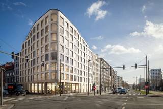 <p>The Tide is een uniek herontwikkelingsproject in het bruisende centrum van Antwerpen, recht tegenover de AP Hogeschool Campus Noordplaats. Het project omvat 130 studentenkamers, 10 residentiële studio’s, een commerciële plint en 48 ondergrondse parkeerplaatsen. Voor studenten is The Tide de ideale uitvalsbasis: de verschillende campussen van de Universiteit Antwerpen en de AP Hogeschool liggen in de onmiddellijke nabijheid, net als alle noodzakelijke voorzieningen op het vlak van cultuur, horeca en sociale activiteiten. Zo kunnen studenten volop genieten van alles wat deze levendige stad te bieden heeft.</p>
<p>Het nieuwe gebouw bestaat uit een commercieel gelijkvloers, gevolgd door 130 high-end studenten-kamers, verdeeld over meerdere verdiepingen. Elke kamer is voorzien van een private sanitaire cel. Op elke verdieping is er een gemeenschappelijke leefruimte met keuken, ontworpen als aangename ontmoetingsplek voor de studenten. De studentenkamers variëren in oppervlakte van 19 m<span>2</span> tot 31 m<span>2</span>, met een gemiddelde van 22 m<span>2</span>.</p>
<p>De kamers werden volledig ontworpen door Caroline De Cuyper, zodat ze niet alleen praktisch maar ook stijlvol en huiselijk aanvoelen. Dit project wordt volledig instapklaar opgeleverd, inclusief maatmeubilair, verlichting, gordijnen en geschilderde muren. Het verplichte afwerkingspakket garandeert een zorgeloze oplevering waarbij alles tot in de puntjes is afgewerkt. De look & feel combineert een eigentijdse en high-end uit-straling met een urban, hip karakter – stijlvol, modern en klaar om meteen in gebruik te nemen.</p>