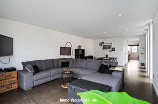 Perfect instapklare woning met magazijn / loods, 2 slaapkamers en hobbykamer, gunstig gelegen te Koningshooikt (nabij Berlaar). Deze mooie woning...