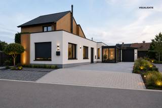 Deze instapklare starterswoning met één slaapkamer is rustig gelegen op een perceel van 601 m², op wandelafstand van het centrum van Balen, winkels en het openbaar vervoer.<br /><br />Bij het betreden van de woning komen we in de lichtrijke woonkamer, waar de grote raampartijen zorgen voor een aangename natuurlijke lichtinval. De pelletkachel creëert bovendien een warme en gezellige sfeer. Aansluitend bevindt zich de ruime slaapkamer, die voldoende plaats biedt voor een comfortabel slaapkamer met praktische kastruimte.<br /><br />Verder beschikt de woning over een functionele keuken met voldoende opbergmogelijkheden. Naast de keuken bevinden zich de wasberging, voorzien van een aansluiting voor een wasmachine, en de badkamer.<br /><br />De veranda vormt een aangename extra leefruimte en biedt een mooi uitzicht op de tuin, waardoor u het hele jaar door geniet van een optimaal binnen-buitengevoel.<br /><br />Een absolute troef is het ruime perceel van 601 m² met een vrijstaande garage en een praktische berging. Bovendien biedt de woning interessante uitbreidingsmogelijkheden, waardoor het bewoonbare volume eenvoudig aanzienlijk kan worden vergroot – ideaal voor wie op zoek is naar een woning met toekomstpotentieel.<br /><br />Dit pand is onderworpen aan de renovatieverplichting van de Vlaamse overheid voor residentiële gebouwen (behoudens bij sloop binnen 6 jaar na de aankoop). Consulteer voor meer informatie de website van het Vlaams Energie- en Klimaatagentschap via https://www.vlaanderen.be/een-huis-of-appartement-kopen/renovatieverplichting-voor-residentiele-gebouwen.<br /><br />Mogelijke financiële tegemoetkomingen (indien u aan de voorwaarden voldoet): sloop & heropbouw of renovatie aan 6% BTW, premies voor renovatie en de Mijn VerbouwLening (tot € 60.000).