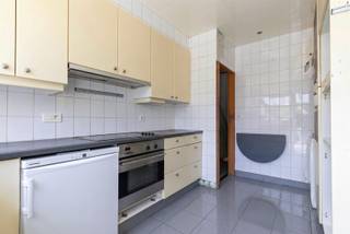 <p><span>Bent u op zoek naar een ruime woning met een centrale ligging én een rustige woonbeleving? Dan is deze woning aan De Mortel 13 zeker een bezoek waard.</span></p><p><span>Deze karaktervolle gezinswoning bevindt zich op een uitstekende locatie, vlak bij winkels, scholen, openbaar vervoer en belangrijke verbindingswegen. Toch geniet u hier van een verrassende rust, zowel in de woning als in de aangename tuin, waardoor u elke dag thuiskomt in een oase van comfort.</span></p><p><span>De woning beschikt over bijzonder ruime leefruimtes en telt maar liefst </span><span>6 volwaardige slaapkamers</span><span>, waardoor ze ideaal is voor grote gezinnen, thuiswerkers of wie extra ruimte wenst voor hobby's en gasten.</span></p><p><span>Een extra troef is de </span><span>achtergelegen garage</span><span>, die bereikbaar is via een servitudeweg. Hierdoor beschikt u over een praktische en veilige parkeer- of opslagruimte met een vlotte toegang.</span></p><p><span>Troeven van deze woning:</span></p><ul><li><span>Centrale en gegeerde ligging in Brasschaat </span></li><li><span>Rustige woonomgeving ondanks de uitstekende bereikbaarheid </span></li><li><span>Ruime en lichtrijke leefruimtes </span></li><li><span>Maar liefst 6 slaapkamers </span></li><li><span>Aangename, rustige tuin </span></li><li><span>Achtergelegen garage bereikbaar via servitudeweg </span></li><li><span>Ideaal voor grote gezinnen of wie veel ruimte zoekt </span></li></ul><p><span>Een woning die ruimte, comfort en een uitstekende ligging combineert. Ontdek zelf de mogelijkheden tijdens een bezoek.</span></p>