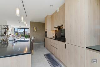 Op 10 minuten van Ieper treffen we dit <strong>recent en instapklaar appartement</strong>. Het appartement geniet van een <strong>Zuidgericht terras</strong> waar u de hele dag door van de zon kunt genieten. Binnen werd gekozen voor een <strong>hoogwaardige afwerking</strong> met kwaliteitsmaterialen en oog voor detail. Zo zorgen de stijlvolle speciale verftechnieken voor een warme en elegante uitstraling, terwijl de <strong>ingebouwde kasten</strong> extra comfort en praktische opbergruimte bieden. De moderne keuken is afgewerkt met een duurzaam composiet werkblad en sluit perfect aan bij het strakke interieur.<br /><br /><strong>Indeling van het appartement: </strong><br />Inkomhal (8 m²) - lichtrijke woon- en eetkamer met open keuken voorzien van dubbele spoelbak, combi-oven, inductie-kookplaat en koelkast (40 m²). Aanpalend hebben we een Zuidgericht terras van 12,5 m². Daarnaast beschikt het appartement nog over 2 slaapkamers (14 - 9,5 m²), badkamer met dubbele wastafel en inloopdouche (6 m²), toilet (1,5 m²) en berging (5 m²).<br /><br />Benieuwd naar de indeling? Check zeker onderstaande video. <br />Link: https://youtube.com/shorts/GTS1uffv0n8?feature=share<br /><br /><strong>Deze eigendom staat te koop met een vanafprijs van € 265.000. Elk bod vanaf deze prijs wordt voorgelegd aan de eigenaars die dit al dan niet aanvaarden. De initiële vraagprijs was € 280.000. <br /><br />Adres: Ieperstraat 146 - Zonnebeke </strong><br /><br /><strong>Meer info of een vrijblijvend bezoek? </strong><br />Contacteer Minthus op 057 468 333 of mail info@minthus.be