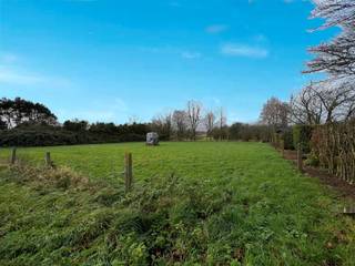 SOUS OPTION Silly, Hellebecq, situé dans un environnement campagnard, au calme, un magnifique et grand terrain à bâtir de 19 ares et 40 centiares...