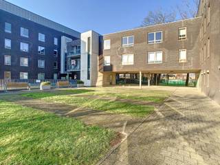 <p>Bel appartement de 2 chambres à coucher bien situé à Herent! <br /><br />*** Les visites ne peuvent être demandées que via www.living-stone.be ***<br /><br />L'appartement est situé au premier étage de la résidence 'Brouwershaven'. L'immeuble d'appartements est situé dans une zone verte, et à deux pas de la gare. <br /><br />L'appartement comprend un hall d'entrée spacieux avec des toilettes pour invités. Depuis le hall d'entrée, vous avez accès à la salle de séjour lumineuse avec une cuisine ouverte et moderne équipée (four combiné, réfrigérateur, plaque vitrocéramique, hotte aspirante, lave-vaisselle et évier). Adjacente à la salle de séjour, la terrasse ensoleillée bénéficie du soleil de l'après-midi et du soir. <br /><br />Il y a également deux chambres situées à l'arrière du bâtiment avec vue sur le parc. La salle de bains est équipée d'un meuble-lavabo simple, d'une baignoire avec douche et tous les raccordements sont prévus pour installer un lave-linge/sèche-linge. <br /><br />Enfin, le parking privé souterrain et le local à vélos commun sont inclus dans le loyer. <br /><br />Prix de la location : 950 €/mois<br />Frais communs : 75 €/mois (frais généraux)<br />Disponibilité : 01/10/2026 <br />Services publics : eau, gaz et électricité individuels</p>