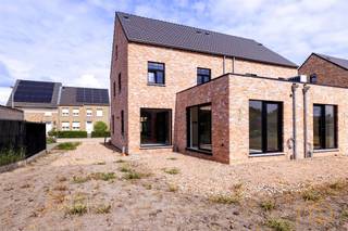 <p>Deze ruime nieuwbouwwoning met 3 slaapkamers, en een zolder van 45m² die afgewerkt kan worden tot een grote slaapkamer, is voorzien van alle moderne technieken zoals domotica, ventilatie, vloerverwarming. Afgewerkt met houtaccenten, zwart buitenschrijnwerk en een stalen deur in de living, heeft de woning een landelijke uitstraling. De uitstraling wordt versterkt door de perceelbreedte van 15m.</p><p><br />De keuken wordt momenteel nog geplaatst. De woning wordt schilder-klaar afgeleverd. De tuin wordt aangevuld en gelijk getrokken. Aanleg klinkers en terras twv €6.000+BTW zijn in de prijs inbegrepen. Kan eventueel zonder klinkers en terras.</p><p><br />Bewoonbare oppervlakte:<br />Glv: +/-80m²<br />1°: +/-60m²<br />2e: +/-46m² <br />Totaal: +/-180m²</p><br /><p>De woning ligt op een boogscheut van de markt van Veerle - Laakdal; Winkels, scholen en bossen zijn steeds vlakbij.</p><br /><p>De voorgestelde prijs is exclusief belastingen en registratierechten. <br />12% reg op grond twv €120.000=€14.400<br />21%BTW op constructie twv €269.000=€56.490<br />De prijs inclusief BTW en registratierechten bedraagt €459.890,-</p><br /><p>Wil jij meer weten over deze woning? Aarzel dan niet om ons kantoor te contacteren.</p><br /><p>Heb je zelf een woning die je wil verkopen of verhuren? Nxxt Vastgoed neemt graag de tijd voor een gesprek. <br />We bekijken de mogelijkheden die jouw pand biedt, en koppelen die aan jouw noden en wensen. <br />Samen maken we van jouw vastgoeddroom een Succesvolle Nxxt Step.</p><p></p>