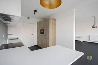 <p><span>Neder-Over-Heembeek: Ruim en lichtrijk appartement gelegen op de eerste verdieping van een recent gebouw met lift.</span></p><p><span>Dit prachtige appartement biedt een ruime en open indeling met veel natuurlijk licht. Bij binnenkomst ervaart u meteen de aangename sfeer van de leefruimte, die naadloos overgaat in keuken voorzien van alle comfort en van een ontbijthoek. Vanuit zowel de woonkamer als vanuit de keuken heeft u toegang tot het ruime terras, waar u kunt genieten van een groen en rustgevend uitzicht, midden in de stad. </span></p><p><span>Via de nachthal bereikt u de stijlvolle badkamer met inloopdouche, dubbele lavabo en aansluiting voor wasmachine en droogkast. Het toilet is apart. Het appartement beschikt over twee slaapkamers (14 &amp; 9m²) met beiden toegang tot een tweede terras aan de voorkant van het gebouw gelegen.</span></p><p><span>Provisie lasten: 150€/maand</span></p>