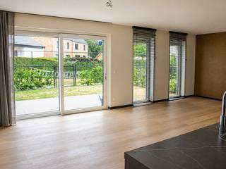 Op een rustige locatie, vlak bij de Nederlandse grens, bevindt zich dit prachtig afgewerkte nieuwbouwduplexappartement met twee slaapkamers. De woning maakt deel uit van een recent project en werd tot in de puntjes afgewerkt met hoogwaardige materialen en moderne technieken.<br />Het appartement heeft een bruto woonoppervlakte van maar liefst 123 m², exclusief de tuin en het terras. De private inkom bevindt zich op het gelijkvloers, waardoor het appartement een aangenaam en ruimtelijk woongevoel biedt.<br />Bij de afwerking werd veel aandacht besteed aan kwaliteit en comfort. Zo beschikt het appartement over een stijlvolle parketvloer, vloerverwarming, een energiezuinige warmtepomp en zonnepanelen. Dankzij het gunstige EPC-label A geniet u bovendien van een energiezuinige en comfortabele woonomgeving.<br />Het gebouw beschikt daarnaast over een lift die de verschillende verdiepingen rechtstreeks met de kelderverdieping verbindt.<br /><br /><br /><strong>Indeling:</strong><br /><br /><strong>Op het gelijkvloers:</strong>
<ul>
	<li>Een stijlvolle inkomhal met gastentoilet</li>
	<li>Een praktische berging</li>
	<li>Een ruime woonkamer met directe toegang tot de private tuin en het terras</li>
	<li>Een volledig ingerichte open keuken met kookeiland, koelkast met vriesvak, inductiekookplaat en vaatwasser</li>
</ul>
<br /><strong>Op de verdieping:</strong>

<ul>
	<li>Twee ruime slaapkamers</li>
	<li>Een badkamer met inloopdouche en dubbele wastafel</li>
	<li>Een bijkomende kleine bergruimte</li>
</ul>
<br /><strong>Daarnaast beschikt het appartement over:</strong>

<ul>
	<li>Een private kelderberging</li>
	<li>Een autostaanplaats in de kelder</li>
	<li>Praktische informatie</li>
	<li>Huurprijs: € 1.350 per maand</li>
	<li>Gemeenschappelijke kosten: € 100 per maand</li>
	<li>EPC: A</li>
	<li>Verwarming: vloerverwarming via warmtepomp en zonnepanelen</li>
	<li>Oppervlakte: 123 m² bruto woonoppervlakte, exclusief tuin en terras</li>
	<li>Autostaanplaats en kelderberging: inbegrepen</li>
	<li>Watertoets: P-score C – G-score C</li>
	<li>Adres: Weertersteenweg 333A, 3640 Kinrooi</li>
</ul>
<br /><strong>Geen telefonische afspraken. Gelieve uitsluitend via e-mail te reageren. Na ontvangst van uw aanvraag wordt u door ons gecontacteerd.</strong>