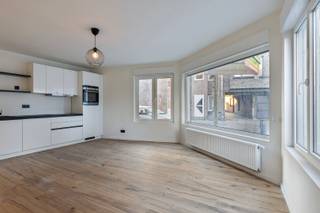 Dit prachtig gerenoveerde appartement bevind zich op een rustige, centrale locatie in Hamme, ideaal voor wie het gemak van het stadscentrum...