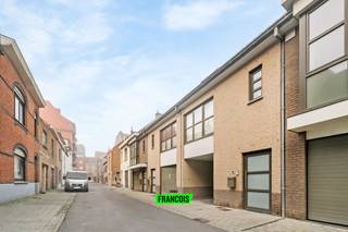 Dit charmante huis in de Smidsestraat biedt alles wat u zoekt voor comfortabel en gezellig wonen. Met drie ruime slaapkamers en een ruim terras...