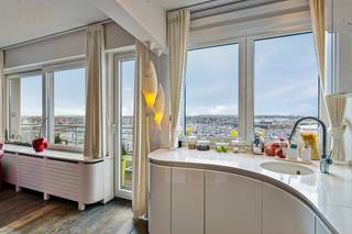 Op de vijfde verdieping van residentie De Wielingen vinden we dit kwalitatief en lichtrijk appartement voorzien van 2 volwaardige slaapkamers en...