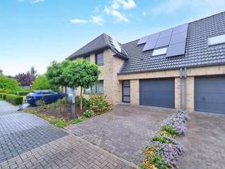 <p>Deze aangename woning verwelkomt u via een verzorgde inkomhal met gastentoilet. De ruime en lichtrijke leefruimte geniet van een aangename verbinding met de keuken en de inpandige garage.</p>
<p>Via de leefruimte bereikt u het gezellige terras en de onderhoudsvriendelijke tuin, een ideale plek om in alle rust te genieten van het buitenleven.</p>
<p>Op de eerste verdieping bevinden zich drie ruime slaapkamers en een volledig uitgeruste badkamer met inloopdouche, ligbad, dubbele lavabo en toilet.</p>
<p>Tot slot beschikt de woning over een zolder, die heel wat extra mogelijkheden biedt als bergruimte.</p>
<p>Een praktische en comfortabele woning met mooie leefruimtes, drie slaapkamers, garage, terras en tuin. Ideaal voor mensen die op zoek zijn naar ruimte en comfort.</p>
<p>Troeven:</p>
<ul>
<li>Epc label A</li>
<li>Ruime leefruimte en kamers</li>
<li>Elektriciteit conform</li>
<li>Gezellige tuin</li>
<li>Regenwater</li>
<li>Zonnepanelen en batterij</li>
<li>Dichtbij winkels en scholen</li>
</ul>
<p>Te koop zonder makelaar via het concept van Smart Houses. Wenst u meer informatie of een bezoek? Contacteer rechtstreeks de eigenaar +32478712771</p>