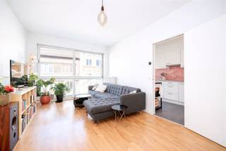 <p><span>Dans la Sint-Elisabethstraat, dans un endroit très accessible à Anvers, nous trouvons cet appartement de 81m² entièrement rénové et prêt à l'emploi. Le tram, le métro et le train sont accessibles à pied, ce qui est idéal pour ceux qui veulent vivre facilement et confortablement dans la ville.</span></p><p><span> </span></p><p><span>L'appartement a été entièrement rénové en 2020 et est parfaitement entretenu. L'espace de vie lumineux s'ouvre sur la terrasse orientée au sud avec des vues ouvertes et peu d'intimité. Avec l'étiquette EPC B (103 kWh/m²an), vous vivez également de manière efficace sur le plan énergétique. De faibles charges communes et une cave privée spacieuse complètent le tableau.</span></p><p><span> </span></p><p><span>Aménagement</span></p><p><span> </span></p><p><span>hall d'entrée</span></p><p><span> </span></p><p><span>espace de vie lumineux</span></p><p><span> </span></p><p><span>cuisine entièrement équipée</span></p><p><span> </span></p><p><span>terrasse orientée au sud</span></p><p><span> </span></p><p><span>chambre(s) à coucher</span></p><p><span> </span></p><p><span>salle de bains</span></p><p><span> </span></p><p><span>toilettes séparées</span></p><p><span> </span></p><p><span>grande cave de rangement</span></p><p><span> </span></p><p><span>Avantages</span></p><p><span> </span></p><p><span>rénovation 2020</span></p><p><span> </span></p><p><span>prêt à habiter</span></p><p><span> </span></p><p><span>EPC B</span></p><p><span> </span></p><p><span>terrasse orientée au sud</span></p><p><span> </span></p><p><span>faibles coûts</span></p><p><span> </span></p><p><span>grand débarras</span></p><p><span> </span></p><p><span>Vous êtes intéressé par cet appartement à Anvers, vous êtes à la recherche d'autres biens immobiliers ou vous souhaitez connaître la valeur de votre bien ? Vous êtes à la bonne adresse chez BOLT immo ! Nous nous ferons un plaisir de vous aider.</span></p>