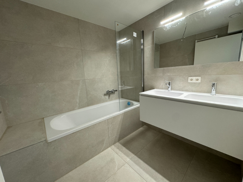 ONDER REGISTRATIERECHTEN! Nieuw luxe gelijkvloersapp, 2 slpk met tuin, carport &amp; zonnepanelen - foto 5