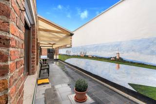 Op een uitstekende ligging, vlak bij alle commerciële voorzieningen, bevindt zich deze perfect onderhouden woning. De solide constructie...