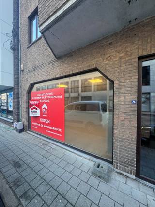 In het centrum van Waregem, ter hoogte van de Hippodroom, vind je deze gelijkvloerse kantoorruimte te koop.Indeling: ruimte kantoorruimte +/- 100...