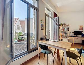 <p><strong><span>Charmant 1-slaapkamerappartement met terras in een rustige residentie, pal in het hart van Antwerpen.<br /><br /></span></strong></p>
<p><span>Dit gezellige appartement bevindt zich op de eerste verdieping van een rustige residentie, midden in het historische centrum van Antwerpen. De Groenplaats, Grote Markt, Scheldekaaien, tal van winkels, gezellige horecazaken en openbaar vervoer bevinden zich letterlijk om de hoek. Een absolute toplocatie!</span></p>
<p><span>Bij het binnenkomen komt u, op Amerikaanse wijze, rechtstreeks terecht in de lichtrijke woonkamer. Dankzij de hoge plafonds, grote raampartijen en de open indeling geniet het appartement van een verrassend ruimtelijk gevoel. Aansluitend bevindt zich een aangenaam zuidwestgericht terras met uitzicht op de rustige binnenruimte van de residentie.</span></p>
<p><span>De open keuken is volledig uitgerust met een gasfornuis, dampkap, oven, koelkast en vaatwasser. Via de doorgang naar de slaapkamer, die op een natuurlijke manier het woon- en slaapgedeelte van elkaar scheidt, bereikt u de badkamer. Deze beschikt over een ligbad, een lavabo in meubel, een aansluiting voor een wasmachine en een apart toilet.</span></p>
<p><span>Ook de slaapkamer geniet van veel natuurlijk licht en een aangenaam ruimtegevoel dankzij de hoge plafonds en grote ramen.</span></p>
<p><span>Op het gelijkvloers beschikt de residentie over een gemeenschappelijke fietsenstalling en een huisvuillokaal, wat het dagelijkse comfort alleen maar verhoogt.</span></p>
<p><strong><span><br />Troeven:</span></strong></p>
<ul>
<li><span>Topligging in hartje Antwerpen</span></li>
<li><span>Gezellig zuidwestgericht terras</span></li>
<li><span>Hoge plafonds en grote raampartijen</span></li>
<li><span>Volledig ingerichte open keuken</span></li>
<li><span>Gemeenschappelijke fietsenstalling en huisvuillokaal</span></li>
<li><span>Optionele autostaanplaats in de Pelgrimstraat (zolang beschikbaar)</span></li>
</ul>
<p><strong><span><br />Beschikbaar:</span></strong><span> 1 september 2026</span><br /><strong><span>Huurprijs:</span></strong><span> €925/maand</span><br /><strong><span>Algemene kosten:</span></strong><span> inbegrepen</span><br /><strong><span>Optionele autostaanplaats:</span></strong><span> €125/maand</span><br /><strong><span>Water, gas en elektriciteit:</span></strong><span> individueel</span></p>
<p><span><br />Een sfeervol appartement met terras op een uitzonderlijke locatie in het centrum van Antwerpen. Ideaal voor wie comfortabel wil wonen in alle rust, met de stad aan zijn voeten. Zeker een bezoek waard!</span></p>