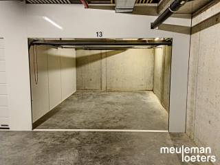 Ondergrondse garagebox (nr. 13) gelegen in residentie Marie Malou heeft een uitstekende ligging in het commercieel centrum van Oostkamp. <br /><br />De garagebox heeft een diepte van 4,95m en een breedte van 3m en is voorzien van een sectionale poort.<br /><br />De garagebox is gelegen op verdieping -1.<br /><br />Meer informatie bij ons kantoor.