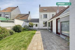 In Emelgem, deelgemeente van Izegem, vinden we dit statig huis terug. Dit huis werd opgetrokken op een perceel van 525m² en geniet van een...