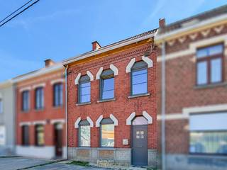 CHARMANTE GEZINSWONING, gelegen in een RUSTIGE en GROENE OMGEVING nabij het MUZIEKBOS te Ronse. Dankzij de combinatie van NATUUR, RUIMTE en...