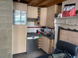 Studio (niet gemeubeld) gelegen op het gelijkvloers, uitstekend gelegen op fietsafstand van Gent centrum, op wandelafstand van het Citadelpark. Vlotte verbinding met het openbaar vervoer. De studio heeft volgende indeling: zithoek, eetplaats, keuken met koelkast, dampkap, vaatwasser en kookplaat. Afzonderlijke badkamer met douche, lavabo en toilet. Op de mezzanine kan een slaapplaats worden ingericht. Perfect voor alleenstaande of koppel! Direct vrij, te bespreken. Huurprijs: 615 euro/maand + 130 euro/maand (provisie verbruik EGW, brandverzekering en gemeenschappelijke kosten)