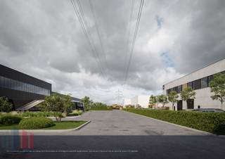 Opslagruimte met een totale oppervlakte van 5.574 m² en een mezzanine van 1.109 m²  gelegen langsheen de gekende <strong>Woluwelaan</strong> te Vilvoorde/Machelen. Dankzij de grote raampartijen zal uw bedrijf van een enorme visibiliteit genieten en resulteert in een enorme naamsbekendheid. De 15 opslagruimtes  hebben oppervlaktes <strong>vanaf 864 m² met mezzanines tot 23.341 m².</strong> Ook mogelijkheid om <strong>showrooms te huren vanaf 722 m² tot 9.646 m².</strong><br /><br />Strategisch gelegen op amper 1 km van de E19 op- en afrit 12 Vilvoorde-Luchthavenlaan met een onmiddellijke toegang naar de R0 alsook de luchthaven en Brucargo. De Schaarbeeklei (N1) bevindt zich op slechts 2 km. <br /><br />Deze showroom en opslagruimtes maaken deel uit van het <strong>Salyx Park</strong>.  Dit is ontworpen met een sterke focus op functionaliteit, duurzaamheid en innovatie. De gebouwen voldoen aan de BREEAM-certificeringen,  en zijn uitgerust met warmtepompen, zonnepanelen, waterterugwinningssystemen en intelligente LED-verlichting met een bewegingsdetectiesysteem voor energiezuinige verlichting in de units. <br /><br />De opslagruimte heeft een <strong>vrije hoogte van 11,9 m </strong>en beschikt over <strong>3 sectionale poorten en 6 laadkades</strong>. De units variëren in grootte en omvatten verschillende aanpassingsopties.<br /><br />Iedere showroom is uitgerust met een grote raampartij, een sectionale poort aan de achterzijde en een <strong>vrije hoogte van 9 m</strong>, met een mezzanine voor verkoopskantoren of administratieve ruimtes.. Unieke ruimtes op deze commerciële ligging!<br /><br />De hoogwaardige infrastructuur en slimme indeling maken het park niet alleen energie-efficiënt, maar ook uiterst aanpasbaar aan de noden van de bedrijven. <br /><br />Contacteer<strong> PANORAMA B2B</strong> voor meer informatie of een vrijblijvend plaatsbezoek <strong>0477 30 40 05</strong>