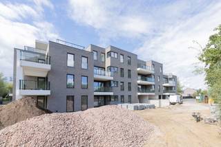 <p><strong>LIGGING<br /><br /></strong>De nieuwe residentie Hugo Claus is gelegen middenin een nieuwe woonzone, een kwalitatieve leefomgeving voor jong en oud.<br />U geniet er een uitermate centrale locatie, er is een vlotte connectie met de wagen naar belangrijke invalswegen. De R4 maar ook scholen, openbaar vervoer, grootwarenhuizen zijn vlakbij.<br />Deze residentie geniet een centrale ligging, doch een groene omgeving in combinatie met een moderne architectuur en kwalitatief wooncomfort.<br /><br /><strong>PROJECT en AFWERKING<br /><br /></strong>Residentie Hugo Claus omvat 25 nieuwbouwappartementen met diverse ondergrondse autostaanplaatsen.<br /><br />De appartementen zijn voorzien van alle moderne comfort.<br /><br />Ze zullen voorzien zijn van een warmtepomp en zonnepanelen waardoor er een uiterst energievriendelijk en een scherp E-peil zal zijn.<br /><br />De appartementen variëren qua oppervlaktes, alle units beschikken over 2 of 3 slaapkamers en een terras van minstens 9 tot wel 62 m².<br /><br />Het project wordt volledig opgebouwd met kwalitatieve en onderhoudsvriendelijke materialen die de duurzaamheid en het esthetische van het gebouw ten volle garanderen.<br /><br />Tijdens de ontwikkeling van het project is er oog voor detail, de ontwikkelaar staat dan ook garant voor een kwalitatieve bouw.<br /><br />Er is een verplichting tot aankoop van een autostaanplaats.<br /><br />Bent u op zoek naar een nieuwbouwappartement op een centrale locatie in Oostakker, vlakbij de R4 waar u een vlotte verbinding geniet doch omgeven door het groen, contacteer Fanny dan zeker op 0472 01 51 51.</p>