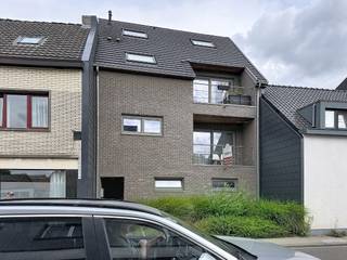 Aangenaam appartement nabij het centrum van Lebbeke<br />Dit aangename appartement is gelegen op de eerste verdieping van een kleinschalig gebouw en is bereikbaar met de lift. Dankzij de ligging nabij het centrum van Lebbeke bevinden winkels, openbaar vervoer en andere voorzieningen zich op korte afstand.<br />Het appartement omvat een lichtrijke woonkamer met open keuken. De keuken is uitgerust met een koelkast, kookvuur, dampkap, vaatwasser en combi-oven.<br />Verder beschikt het appartement over een ruime slaapkamer aan de voorzijde, een tweede, kleinere slaapkamer die eveneens geschikt is als bureau of hobbykamer, een badkamer met douche en lavabo, een apart toilet en een praktische berging.<br />Een autostaanplaats in de garage is beschikbaar aan € 60 per maand.<br />Een praktisch en verzorgd appartement op een gunstige locatie vlak bij het centrum van Lebbeke.<br />Voor meer info mail vero@berno.be of bel 052/20 24 40.