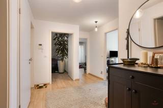 Appartement met 3 slaapkamers en terras in hartje Brussel. Dit appartement, gelegen in de levendige Nieuwstraat in Brussel, bevindt zich op een...