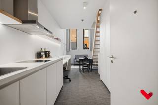 Welkom in residentie 'Ace', gelegen in een rustige buurt, in hartje Leuven. Deze studio biedt alles wat je nodig hebt om te studeren, te ontspannen en te genieten van een fantastische studententijd!<br /><br />Stap binnen en ontdek jouw eigen privéruimte, compleet met een eigen badkamer én keuken voor het ultieme gemak en privacy. Jouw bureau wacht geduldig op jouw aantekeningen en opdrachten, terwijl het comfortabele bed klaarstaat om jou te verwelkomen na een lange dag van studeren.<br /><br />De keuken is voorzien voor een vitro-keramische kooplaat, dampkap, koelkast met vriesvak en een spoelbak. In de badkamer vinden we een douche, wastafel en wc. Daarnaast heb je met een ruime kleerkast voldoende opbergruimte voor al jouw kleding en persoonlijke spullen.<br /><br />Deze ruime studio in residentie 'Ace' biedt niet alleen een comfortabele leefruimte, maar ook een uitstekende investeringsmogelijkheid. In een stad waar de vraag naar studentenhuisvesting constant hoog is, is deze studio een waardevolle activa die stabiele inkomsten kan genereren op lange termijn. De kamer is momenteel verhuurd t.e.m. 31/08.<br /><br />Of je nu wilt studeren, ontspannen of nieuwe vrienden wilt ontmoeten, deze studentenkamer biedt de perfecte balans tussen comfort, functionaliteit, financiële zekerheid en de levendige atmosfeer van hartje Leuven.<br /><br />Maak je klaar om het studentenleven te omarmen en jouw nieuwe thuis te vinden in deze uitnodigende ruimte.<br /><br />Aarzel niet en contacteer BVM Vastgoed op 016 23 21 45 of via info@bvm-vastgoed.be
