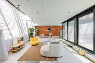 <p><span>RONSE </span><span>In het historische centrum van Ronse wacht deze bijzondere loft op haar verdere afwerking.</span></p><p><span>Een eigendom met karakter, royale volumes en vooral de vrijheid om het woongedeelte volledig naar eigen smaak vorm te geven.</span></p><p><span>De loft combineert een </span><span>industriële uitstraling met authentieke elementen</span><span>, hoge plafonds en grote raampartijen die zorgen voor een overvloed aan natuurlijk licht. Centraal werd een hoogwaardige veranda geïntegreerd die een verrassend ruimtelijk gevoel creëert. Hier kunnen naar wens slaapkamers, een extra leefruimte of een combinatie van beide worden ingericht. In het oorspronkelijke woongedeelte aan de voorzijde zijn keuken, eetkamer en living voorzien. De leidingen voor badkamer en sanitair liggen klaar, terwijl ook </span><span>domotica, vloerverwarming en een warmtepomp</span><span> reeds voorzien zijn.</span></p><p><span>Een absolute troef is de </span><span>private binnenpatio</span><span>: een zonnige en beschutte buitenruimte midden in de stad.</span></p><p><span>Op het gelijkvloers krijgt u bovendien een bijzonder veelzijdige professionele ruimte met grote inrijpoort, burelen, keuken, sanitair, opslag en ruime hangar. Ideaal als handelsruimte, atelier, garages of voor wie wonen en werken wil combineren.</span></p><p><span>Een lichtrijke loft met een sterke architecturale basis, klaar om verder afgewerkt te worden tot een unieke woonplek.</span></p>