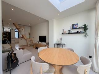 VOLLEDIG GERENOVEERDE STADSWONING (2024) gelegen in het HART VAN ZOTTEGEM, met alle voorzieningen zoals winkels, scholen, openbaar vervoer en ziekenhuis BINNEN HANDBEREIK. Deze woning combineert HEDENDAAGS WOONCOMFORT met een PRAKTISCHE INDELING en vormt hierdoor de IDEALE STARTERSWONING voor koppels, alleenstaanden of kleine gezinnen. Dankzij de vloerverwarming geniet u hier van extra wooncomfort. Dankzij de RECENTE RENOVATIE, HOOGRENDEMENT-BEGLAZING en MODERNE TECHNIEKEN is deze woning volledig INSTAPKLAAR. In combinatie met de UITERST CENTRALE LIGGING vormt dit een aantrekkelijke woonkans in het CENTRUM van Zottegem.<br />Op het gelijkvloers bevindt zich een volledig ingerichte keuken voorzien van alle toestellen en voldoende opbergruimte. Aansluitend vindt u de lichtrijke leefruimte met groot schuifraam dat toegang geeft tot een gezellig stadkoertje. Verder beschikt de woning over een praktische kelderruimte met plaats voor wasmachine, droogkast en extra stockage, uitgerust met onder andere waterverzachter en ontvochtiger. Op de 1ste verdieping bevindt zich een ruime slaapkamer, een ingerichte badkamer, evenals een apart toilet. De 2de verdieping biedt nog 2 bijkomende kamers, momenteel ingericht als dressing en hobby-/bergruimte, maar eveneens geschikt als extra slaapkamer of bureau.<br /><br />Adres: Molenstraat 7 te Zottegem<br /><br />EPC: in aanvraag, G-score en P-score A, Geen renovatieverplichting van toepassing