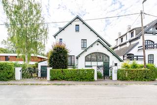 <p>Karaktervolle open bebouwing in Grimbergen met ruime volumes en grote tuin.</p><p><br /></p><p>Deze woning uit 1928 combineert authentieke art déco-elementen met een lichte opfrissing en een aangename woonbeleving in een residentiële en groene omgeving van Grimbergen. Originele details zoals de gebeitsde houten deuren, rustieke parketvloeren, de Bourgondische wandhaard met open haard en de originele toegangspoort geven deze woning een unieke uitstraling. De open bebouwing beschikt over royale leefruimtes, vijf slaapkamers, een volledig onderkelderde verdieping met wasplaats, wijnkelder en extra opslagruimte, én een garage. Het grote perceel is verdeeld in een charmante groentetuin en een parktuin, ideaal voor wie houdt van rust, groen en buitenleven. Dankzij de ligging nabij scholen, speelterreinen, openbaar zwembad, openbaar vervoer en belangrijke invalswegen geniet u hier van een uitstekende bereikbaarheid.</p><p><br /></p><p>Belangrijkste ruimtes:</p><p>• Inkomhal (22,4 m²) met authentiek karakter en stijlvolle ontvangst</p><p>• Woonkamer met rustieke parketvloer en open haard</p><p>• Eetkamer (26,3 m²) met aangename lichtinval</p><p>• Keuken (15,5 m²) met directe connectie naar de leefruimtes</p><p>• 5 slaapkamers, waaronder een ruime slaapkamer van 21,1 m²</p><p>• Badkamer met praktische indeling</p><p>• Volledig onderkelderde verdieping (72 m²) met wasplaats, wijnkelder en extra bergruimte</p><p>• Garage en extra parkeermogelijkheden</p><p>• Terras en grote tuin met groentetuin en parktuin</p><p><br /></p><p>Troeven:</p><p>• Authentieke woning uit 1928 met art déco-elementen en originele elementen</p><p>• Ruime volumes, volledig onderkelderd en voorzien van garage</p><p>• Groot perceel met unieke architectuur, groentetuin en parktuin</p><p><br /></p><p>Neem vandaag nog</p>