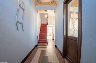 In de Klerkenstraat 32 vind je deze ruime gezinswoning met veel mogelijkheden. De woning biedt een stevige basis en een praktische indeling, ideaal voor wie op zoek is naar ruimte en de kans om alles naar eigen smaak te renoveren.<br /><br />Bij het binnenkomen is er een inkomhal 🚪 die toegang geeft tot de verschillende ruimtes. De woning beschikt over een leefruimte 🛋️ en een grote leefkeuken 🍽️.<br /><br />Er zijn drie slaapkamers 🛏️ en twee badkamers 🚿, wat de woning zeer geschikt maakt voor grotere gezinnen. Bovendien kunnen er op de zolder (bereikbaar met vaste trap) nog extra slaapkamers gemaakt worden.<br /><br />Verder is er een zolder, een kelder en een grote garage met doorrijpoort🚗. Buiten is er een afgesloten tuin.<br /><br />Een woning met ruimte, mogelijkheden en veel toekomstpotentieel ✨<br /><br />+ Geïsoleerd dak met PUR-isolatieplaten<br />+ PVC-ramen met hogerendementsbeglazing en elektrische rolluiken<br /><br />📞 Interesse? Contacteer Thijs, Friedel of Nina :<br />📲 051 57 54 61<br />📧 thijs@grouptrybou.be<br />📧Nina@groutrybou.be<br /> | friedel@grouptrybou.be