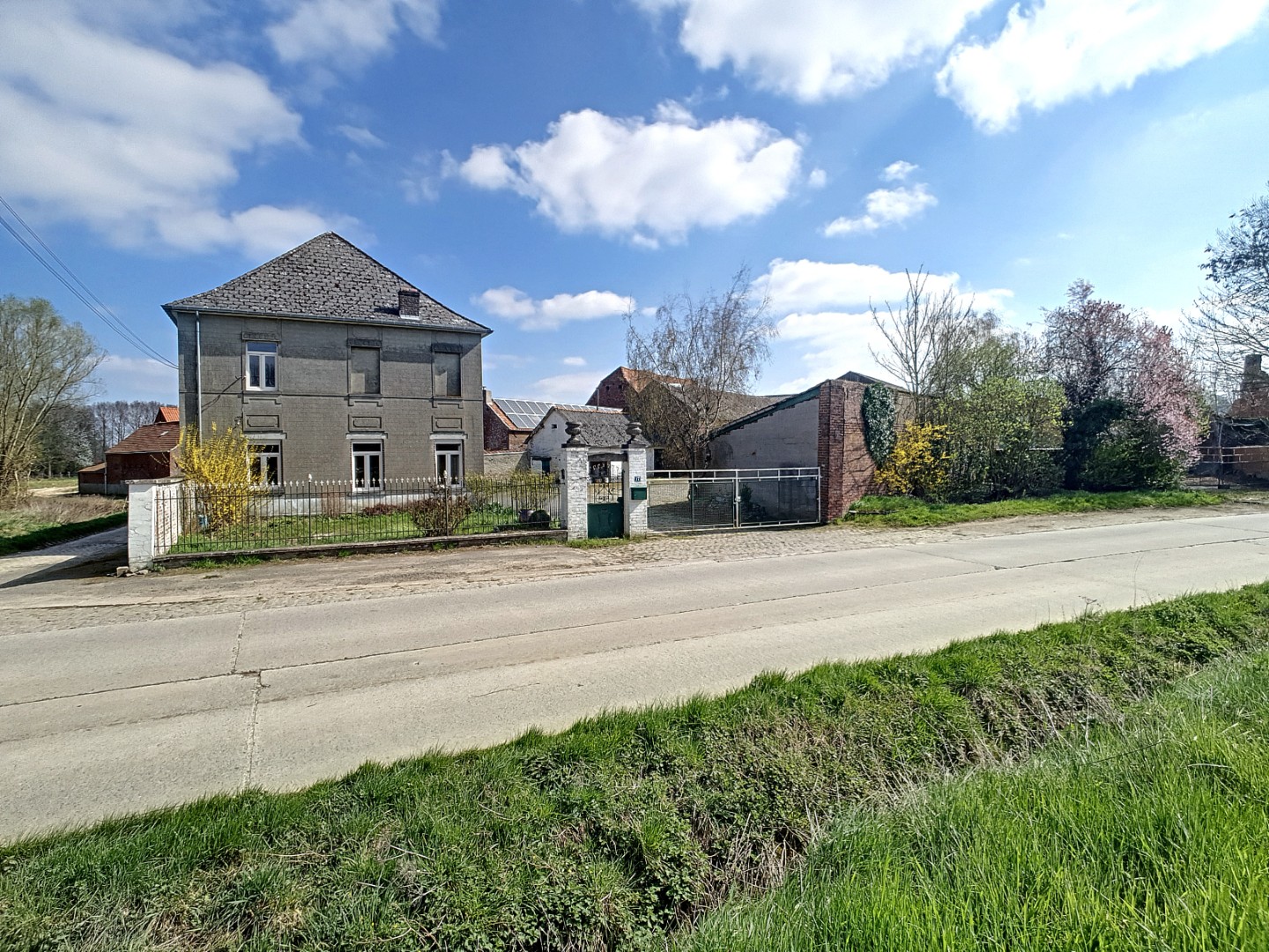 A vendre, ferme dans un environnement rural avec annexes et prairies à Ghoy (Lessines) - photo 2