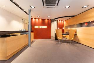 Dit centraal gelegen handelspand in DE winkelstraat van Veurne heeft tal van mogelijkheden. De handelsruimte is ingericht als juwelierszaak, maar...