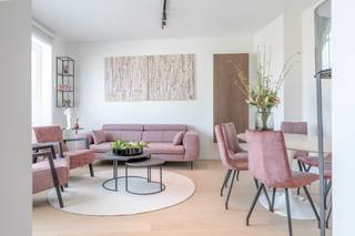 Rustig gelegen volledig gerenoveerd appartement met een open zicht over de villa's. Indeling: Inkom met toilet. Lichtrijke leefruimte van waaruit...