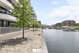 Ontdek een uitzonderlijk duplex-penthouse in het prestigieuze woonproject aan de Hasseltse Kanaalkom. Gelegen op de bovenste verdieping biedt deze unieke residentie een ongeëvenaarde combinatie van ruimte, privacy, architectuur en luxe afwerking.<br /><br />Belangrijkste kenmerken:<br /><br />Circa 274 à 280 m² bewoonbare oppervlakte<br />Exclusief duplex-concept met grote glaspartijen en overvloedige lichtinval<br />Panoramische leefruimte met 360° zichten over Hasselt en de Kanaalkom<br />Ruim zonneterras van ca. 180 m²<br />Privélift met directe toegang tot het appartement helemaal tot aan de slaapkamers<br />Luxueuze maatwerkkeuken en hoogwaardige afwerking<br />Volledig instapklaar interieur<br />Meerdere royale slaapkamers en badkamers<br />Grote buitenruimtes rondom het appartement voor optimale oriëntatie en privacy<br />Unieke daktuin met geïntegreerde groenvoorzieningen<br />Privézwembad op het terras met glazen wand<br />Luxueus poolhouse met geïntegreerde buitenkeuken, ideaal voor exclusieve ontvangsten en stijlvolle zomeravonden.<br />Zwembad gelegen op circa 25 meter hoogte, een architecturale blikvanger van het gebouw<br />Prestigieuze ligging aan de vernieuwde Kanaalkom, op wandelafstand van het stadscentrum, restaurants en voorzieningen.<br />Exclusieve dubbele garagebox met extra bergruimte<br />Eerste eigenaar!<br />Impressie<br />Een zeldzame sky residence waar binnen- en buitenleven naadloos in elkaar overvloeien. Het indrukwekkende terras met zwembad vormt een privé-oase boven de stad, terwijl de royale glaspartijen een permanent contact creëren met het omliggende stads- en waterlandschap. Deze residentie richt zich op kopers die op zoek zijn naar absolute exclusiviteit, comfort en een uitzonderlijke woonbeleving op toplocatie. <br /><br />Troeven in één oogopslag:<br /><br />✔ Duplex-penthouse<br />✔ 274–280 m² woonoppervlakte<br />✔ 180 m² terras<br />✔ Privélift<br />✔ Panoramische vergezichten<br />✔ Zwembad met glazen wand<br />✔ Poolhouse met ingerichte buitenkeuken en barfaciliteiten<br />✔ Hoogwaardige afwerking<br />✔ Toplocatie aan de Hasseltse Kanaalkom<br />✔ Maximale privacy en exclusiviteit. <br /><br />