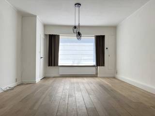 YES! Voor dit pand kan je zélf een afspraak inboeken! Ga naar de advertentie op onze website www.justwonen.be en plan meteen je afspraak in.<br /><br />Sfeervol wonen. Da’s wat we dachten toen we de eerste keer dit stulpje binnenstapten. Gezellige parketvloeren, warme materialen, huiselijke keuken, veel lichtinval én tot in de puntjes in orde. Een cosy huisje waar je kan thuiskomen. <br /><br />En zelfs de tuin werd in hetzelfde thema ingericht: een gezellige overkapping, een stukje gras, wat bloemen en een boompje. Niet teveel gedoe, zonder dat het te clean wordt. En da’s de kunst, toch?<br /><br />By the way: dit is inderdaad een rijhuis, maarrrr je hebt ook een toegang via de achterzijde. Daar heb je nog een (grote) garage en een toegang naar je tuin. <br /><br />Indeling:<br />Via de kleine inkomhal komen we meteen in de woonruimtes. Alle overbodige muren werden verwijderd, zodat je optimaal het licht aan de voor- en achterzijde van de woning binnenkrijgt. Aan de voorzijde vinden we een woonkamer, gevolgd door een eetkamer, die dan weer doorloopt in de keuken. Compact, maar charmant, en een aantal jaren geleden in een nieuw jasje gestopt. Ze is voorzien van alle nodige snufjes.<br /><br />Aan de achterzijde vinden we nog een volledig vernieuwde wasplaats, met ook nog een toilet. <br /><br />Boven zijn 2 slaapkamers, waarvan eentje voorzien werd van een kastenwand. Ook de badkamer vinden we hier, met een dubbele wastafel, bad, inloopdouche en toilet. <br /><br />Er is een zolder aanwezig voor de rommeltjes die je stiekem liever niet in ’t zicht wilt als er bezoek langskomt. <br /><br />Je beschikt over een eigen garage, maar een 2de auto kan je gemakkelijk kwijt op de (publieke) parkeerplaatsen voor je deur.