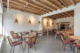 Woning met handelsruimte (koffiebar) op toplocatie te koop!Deze karaktervolle woning met handelsruimte is gelegen op een perceel van 325m² in het...