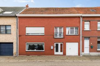 Ruime woning met potentieel in de dorpskernIn het hart van de dorpskern bevindt zich deze ruime woning met inpandige garage. De woning werd steeds...