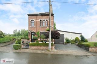 Immo Groot Leeuw stelt u deze alleenstaande woning voor nabij het centrum van Vlezenbeek. De woning beschikt over 218m² bewoonbare oppervlakte op...