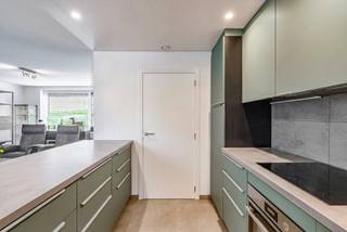 <p><strong>Instapklare halfopen nieuwbouwwoning met tuin, 3 slaapkamers en een rustige ligging op de Paanders</strong></p>
<p>Op zoek naar een recente, instapklare gezinswoning waar comfort, ruimte en een aangename woonomgeving hand in hand gaan? Dan is deze verzorgde halfopen bebouwing op de Paanders zeker een bezoek waard. Dankzij de praktische indeling, de lichtrijke leefruimte en de zonnige tuin is dit een woning waar je je meteen thuis voelt.</p>
<p><strong>Indeling</strong></p>
<p><strong>Gelijkvloers:</strong> inkomhal met gastentoilet, een ruime en lichtrijke leefruimte met volledig ingerichte open keuken (kasten, koelkast, keramische kookplaat, dampkap, oven, …) en een praktische berging/wasplaats. Vanuit de leefruimte stap je rechtstreeks het ruime terras en de aangename tuin in.</p>
<p><strong>Verdieping:</strong> ruime nachthal met plaats voor een bureau- of leeshoek, twee volwaardige slaapkamers en een comfortabele badkamer uitgerust met een inloopdouche, dubbel lavabomeubel en een tweede toilet.</p>
<p><strong>Tweede verdieping:</strong> via een vaste trap bereik je de afgewerkte derde slaapkamer, voorzien van handige ingemaakte kastwanden.</p>
<p>Ook buiten is aan het wooncomfort gedacht. Op de oprit voor de woning parkeer je moeiteloos 3 wagens. De tuin is bovendien bereikbaar via een zijpoortje aan de straatzijde, zodat je fietsen of tuinmateriaal eenvoudig in het tuinhuis kunt plaatsen.<br /><br />BEZOEKMOMENT op DINSDAG 18 AUGUSTUS TUSSEN 17.30 UUR en 19 uur ENKEL NA AFSPRAAK.<br /><br /></p>