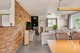 Exclusief te koop bij Access Estate – Energiezuinig wonen met zicht op groen in Wetteren<br /><br />BEZOEKDAG ZATERDAG 20 JUNI – OP AFSPRAAK!<br />Plan eenvoudig uw bezoek via sms of WhatsApp op 0475 92 30 35.<br /><br />Droomt u van een instapklare woning waar comfort, luxe en energiezuinigheid perfect samenkomen? Dan is deze prachtige halfopen bebouwing in Wetteren precies wat u zoekt. Gelegen op een perceel van 275 m² geniet u hier van een uniek, open uitzicht over de velden en het bos, terwijl alle voorzieningen binnen handbereik liggen.<br /><br />Deze moderne woning werd ontworpen met oog voor wooncomfort én duurzaamheid. Met een EPC-label A, 16 zonnepanelen, een thuisbatterij, vloerverwarming, een warmtepomp en airconditioning bent u helemaal klaar voor de toekomst.<br /><br />Bij het binnenkomen wordt u meteen verrast door de ruime en lichtrijke leefruimte. De open, volledig geïnstalleerde keuken vormt het hart van de woning en biedt een prachtig zicht op de tuin en het zonnige terras. Buiten geniet u van een sfeervolle, op maat gemaakte houten pergola, die bovendien inbegrepen is in de verkoop. Aansluitend vindt u een ruime inpandige garage met automatische sectionaalpoort, en een apart toilet.<br /><br />Op de eerste verdieping bevinden zich drie volwaardige slaapkamers, een stijlvolle badkamer met ligbad en douchefunctie, en een toilet. De ruime zolder biedt heel wat bergruimte.<br /><br />Troeven op een rij:<br />✔ EPC-label A<br />✔ Vloerverwarming gelijkvloers<br />✔ Warmtepomp met airco- en verwarmingsfunctie in de leefruimte én slaapkamers<br />✔ 16 zonnepanelen en thuisbatterij<br />✔ Vloerverwarming voor optimaal comfort<br />✔ Parkeergelegenheid op eigen terrein<br />✔ Aangelegd terras in natuursteen met een pergola!<br />✔ Regenwaterput<br />✔ Open zicht op velden en bos<br />✔ Instapklaar en uitstekend onderhouden!<br /><br />Het pand is beschikbaar eind 2026.<br /><br />De perfecte ligging tussen zorgt ervoor dat winkels, scholen, openbaar vervoer, het station en het centrum van Wetteren zich op korte afstand bevinden. Een ideale combinatie van rustig wonen in het groen en een uitstekende bereikbaarheid.<br /><br />Een energiezuinige topper op een gegeerde locatie. Laat deze unieke kans niet voorbijgaan en plan vandaag nog uw bezoek!