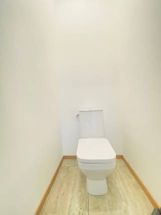 Menen - Volledig gerenoveerde woning met 4 slaapkamers te koop.Indeling:Inkomhal met toilet, woonkamer, keuken en wasruimte1ste verdieping: 2...