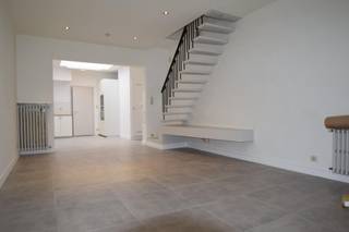 Deze tof en geriefelijke ingerichte woning is gelegen pal in het centrum van Roeselare, vlakbij de Kleine Bassin en het Moermanpark, op een...