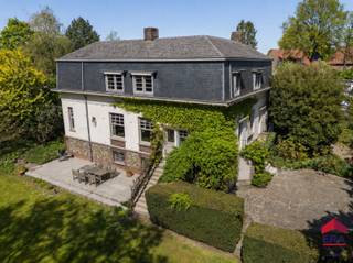 [[ DIT PAND NEEMT DEEL AAN DE ERA OPEN HUIZEN DAG OP 13/6 VAN 11:00 TOT 12:00 ]]
<p>In het idyllische en landelijke Meldert, vlak bij Aalst, bevindt zich deze karaktervolle en gerenoveerde villa op een prachtig perceel van maar liefst <strong>26 are 94 ca</strong>. Hier geniet je van rust, privacy en een uniek gevoel van wonen op een eigen domein, omringd door groen.</p>

<p>De woning beschikt over een <strong>bruikbare vloeroppervlakte van 385 m²</strong> en combineert ruimte, comfort en authentieke charme. Binnenin word je verwelkomd door tal van <strong>prachtige originele elementen</strong>, die perfect samengaan met hedendaags wooncomfort.</p>

<p>De indeling omvat onder meer:</p>

<ul><li>Ruime en lichtrijke leefruimtes</li><li>Vier slaapkamers</li><li>Twee badkamers</li><li>Drie toiletten</li></ul>

<p>Dankzij de reeds uitgevoerde renovaties is deze woning <strong>instapklaar</strong> en geldt er <strong>geen renovatieverplichting</strong>.</p>

<p>Buiten geniet je van een charmante oprit die leidt naar een <strong>gezellige binnenkoer</strong>, met toegang tot de <strong>ruime garage. </strong>De woning is bovendien<strong> volledig onderkelderd</strong>, wat tal van mogelijkheden biedt voor stockage, hobbyruimte of extra invulling.</p>

<p>Deze eigendom is een unieke kans voor wie op zoek is naar <strong>ruimte, karakter en een groene omgeving.</strong></p>

<p>- Vlotte verbinding naar Aalst en omliggende gemeenten<br />- Volledig omgeven door groen en privacy<br />- Authentiek, ruim en instapklaar<br /><br />Als bijkomende opportuniteit kan een deel (rechterstuk) van het perceel worden opgesplitst tot een bouwgrond indien gewenst.</p>

<p>Interesse? Neem vandaag nog contact op via 053 41 40 25 of living@era.be voor een bezoek en laat je verrassen door de charme en mogelijkheden van deze bijzondere woning.</p>