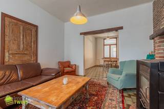 <p><span>Rustig gelegen woning met 3 slaapkamers en ruime garage te Gijzegem </span></p><p><span>In het charmante Gijzegem, op wandelafstand van de gezellige dorpskern, bevindt zich deze rustig gelegen woning in een doodlopende straat ideaal voor wie houdt van privacy en een aangename woonomgeving.</span></p><p><span>Dankzij de centrale ligging zijn Aalst, Dendermonde en omliggende gemeenten vlot bereikbaar. Winkels, scholen en openbaar vervoer bevinden zich bovendien in de nabije omgeving.</span></p><p><span>Indeling:</span></p><p><span>Op het </span><span>gelijkvloers</span><span> beschikt de woning over een gezellige leefruimte, een volledig ingerichte keuken, een toilet en een aparte bureauruimte, perfect voor thuiswerk, een hobby of extra bergruimte. </span></p><p><span>Op de</span><span> eerste verdieping</span><span> bevindt zich een nachthal die toegang biedt tot de 3 slaapkamers en de badkamer. De zolder, bereikbaar via een vaste trap, biedt nog tal van mogelijkheden en kan volledig naar eigen smaak worden ingericht.</span></p><p><span>Een absolute troef is de uitzonderlijk ruime garage van ca. 70 m². Deze biedt tal van mogelijkheden en is ideaal voor autoliefhebbers, motorrijders of wie nood heeft aan een werkplaats of extra opslagruimte.</span></p><p><span>Achteraan de woning bevindt zich een veranda die uitgeeft op een zonnig, zuidgericht terras met extra bergruimte, waar je in alle rust en privacy kan ontspannen.</span></p><p><span>Troeven:</span></p><ul><li><span>Rustige ligging in een doodlopende straat nabij de dorpskern </span></li><li><span>3 volwaardige slaapkamers + aparte bureauruimte </span></li><li><span>Ruime garage van ca. 70 m² ideaal voor hobby, werk of opslag </span></li><li><span>Zongericht terras met bergplaats </span></li></ul><p><span> </span></p><p><span>Voor meer info of een bezoek: </span><span><span>info@immotwins.be</span></span><span> - 052/55.55.55. </span><span>Dit pand wordt aangeboden met </span><span>instelprijs 249.000 euro</span><span>, Wees er snel bij voor de snelle beslissers !</span></p><p><span> </span></p><p><span> </span></p>