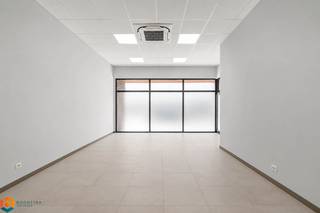 <br />Op een schitterende locatie te Duffel bevindt zich dit handelsgelijkvloers. Het pand beschikt over een uitzonderlijke visibiliteit en is daarnaast uitstekend gelegen, dankzij de centrale ligging en de vlotte bereikbaarheid van belangrijke invalswegen.<br /><br />U beschikt hier vooraan over een handelsruimte met achterliggend een extra ruimte die kan voorzien worden als keuken en een apart toilet. Elektriciteit is conform.<br /><br />Dit is een uitstekende opportuniteit als u op zoek bent naar een handelsgelijkvloers op een toplocatie met een goed huurrendement. Contacteer ons voor meer informatie op 0487 32 91 87 of neem een kijkje op www.boonstravastgoed.be . <br /><br />Bijzonderheden:<br />- Centrum Duffel<br />- Handelsgelijksvloers<br />- Elektriciteit conform<br /><br />Geïnteresseerd?<br />Wij helpen je verder!<br />0487329187<br />info@boonstravastgoed.be