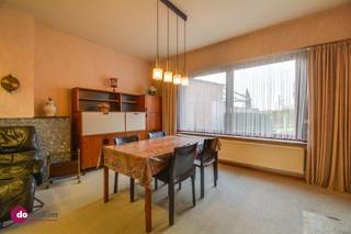 <p><span>Charmante woning met garage vlak bij het centrum en station van Mechelen</span></p><p><span> </span></p><p><span>Ben je op zoek naar een charmante en karaktervolle woning op een toplocatie in Mechelen? Deze woning bevindt zich op een boogscheut van het centrum én op korte afstand van het station, ideaal voor wie vlot wil pendelen.</span></p><p><span> </span></p><p><span>Je betreedt de woning via de inkomhal, die eveneens toegang biedt tot de kelder. De gezellige leefruimte met zit- en eetgedeelte geniet van veel lichtinval en biedt een aangenaam zicht op de zuidwestgerichte tuin. Aansluitend bevindt zich de praktische keuken. </span></p><p><span>Vanuit de keuken heb je enerzijds toegang tot de garage en anderzijds tot de knusse veranda met een apart toilet.</span></p><p><span> </span></p><p><span>Op de eerste verdieping geeft de nachthal toegang tot drie slaapkamers en de badkamer, uitgerust met een wastafel en een bad-douchecombinatie. </span></p><p><span> </span></p><p><span>Nood aan extra ruimte? De ruime zolderverdieping kan volledig naar eigen wens ingericht worden, bijvoorbeeld als extra slaapkamers, hobbyruimte of bureauruimte.</span></p><p><span> </span></p><p><span>Ook buiten is het aangenaam vertoeven. De zuidwestgerichte tuin beschikt over een ruim terras waar je heerlijk van de zon kan genieten.</span></p><p><span> </span></p><p><span>De garage biedt plaats voor een wagen of kan ook perfect gebruikt worden voor het stallen van fietsen of als extra bergruimte.</span></p><p><span> </span></p><p><span>Interesse in een bezoek? Contacteer ons vandaag nog!</span></p><p><span> </span></p><p><span>015 20 36 00 - info@domoxim.be</span></p><p><span> </span></p><p><span>domoXim. Waar dromen thuis komen!</span></p><p><span> </span></p><p><span>Ook benieuwd naar de waarde van je </span><span>eigen</span><span> woning? Wij geven je graag advies.</span></p>