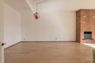 <p>Ontdek dit ruime en instapklare duplexappartement met privatieve tuin en garagebox, centraal gelegen in het hart van Erps-Kwerps. Met maar liefst 167 m² bewoonbare oppervlakte geniet u hier van bijzonder veel ruimte, gecombineerd met hedendaags wooncomfort en een uitstekende ligging tussen Leuven en Brussel.<br /><br />Op de eerste verdieping bevindt zich de lichtrijke leefruimte met aansluitend een volledig uitgeruste keuken. Van hieruit heeft u toegang tot het zonnige terras, waar u geniet van een prachtig en open uitzicht over de achterliggende velden. Op deze verdieping is bovendien voldoende ruimte om een extra slaapkamer, bureau of hobbyruimte in te richten.<br /><br />De bovenverdieping beschikt over drie volwaardige slaapkamers en biedt daarmee alle ruimte voor een gezin of voor wie graag wat extra plaats ter beschikking heeft.<br /><br />Een absolute troef is de privatieve tuin: een aangename en groene plek waar u in alle rust en privacy kan ontspannen, tuinieren of genieten van het buitenleven. Ook aan parkeergelegenheid is gedacht dankzij de inbegrepen garagebox.<br /><br />De centrale ligging maakt het plaatje compleet. Het appartement bevindt zich in de dorpskern van Erps-Kwerps, op wandelafstand van onder andere een supermarkt, lagere school, sporthal en bushalte. Dankzij de vlotte verbindingen bereikt u bovendien gemakkelijk Leuven, Brussel en de omliggende gemeenten.<br /><br />Bent u op zoek naar de ruimte van een woning, gecombineerd met het comfort van een appartement en een eigen tuin? Dan is dit duplexappartement absoluut een bezoek waard.<br /><br />Contacteer ons vandaag nog voor meer informatie of een bezichtiging!</p>